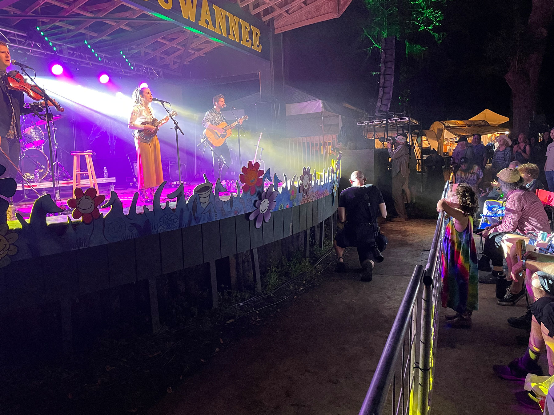 sierra-hull-savannah-guitar-lutherie-mercantile sierra hull on stage at Suwannee Music Park